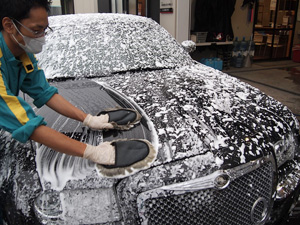 手作業による泡洗車