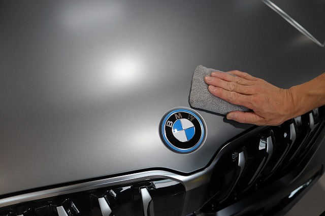 BMW iX1　カーコーティング剤塗布中