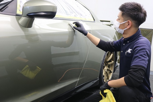 日産 GTR　カーコーティング剤塗布中