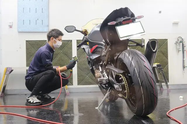 BMW.S1000RR　コーティング施工　コーティング剤吹き付け写真