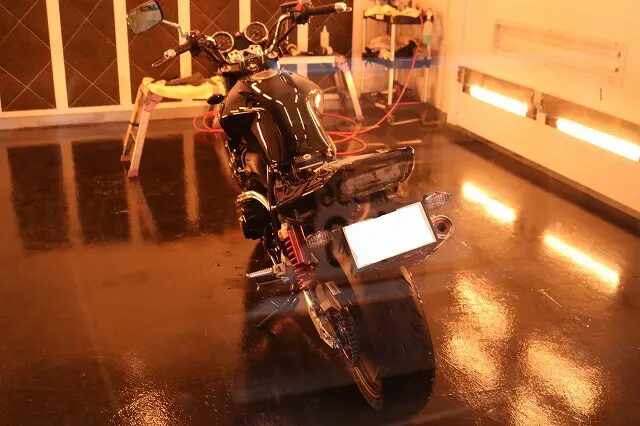 ホンダCB400SF　コーティング施工後に遠赤外線ブースでの乾燥写真