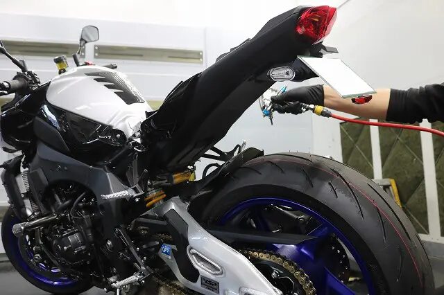 ヤマハMT-10SP　バイクコーティング施工　コーティング剤吹き付け写真