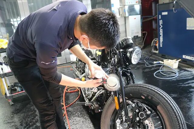 サンダー250　バイクコーティング施工　研磨作業