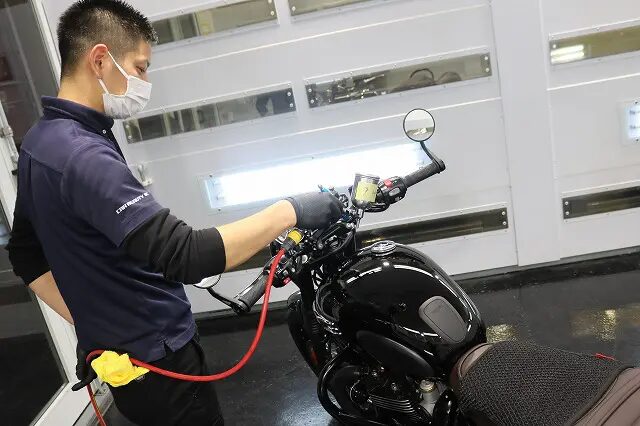 トライアンフ.ボンネビルT120　バイクコーティング剤塗布中