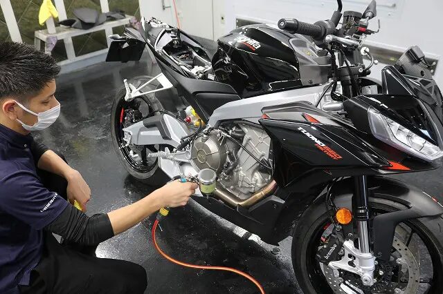 アプリリアRS660　バイクコーティング剤吹き付け塗布中