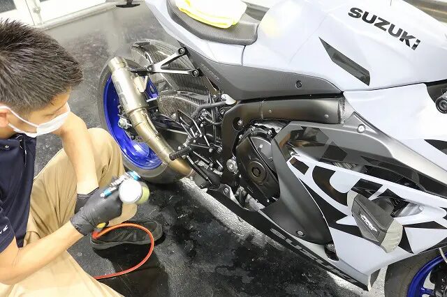 スズキGSX-R1000R バイクコーティング剤塗布中