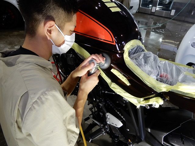 KawasakiZ900RSに研磨作業