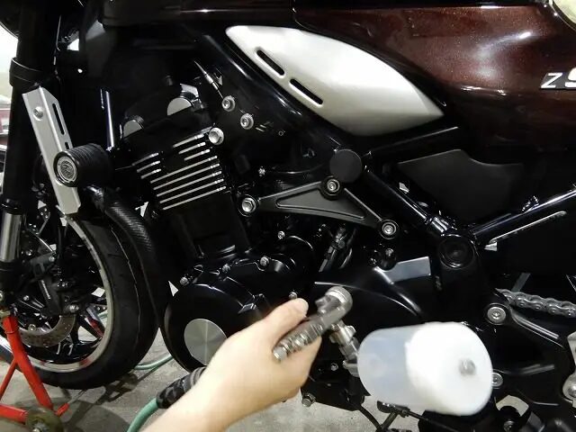 KawasakiZ900RSの足回りにセラミックプロ９Hの吹付作業