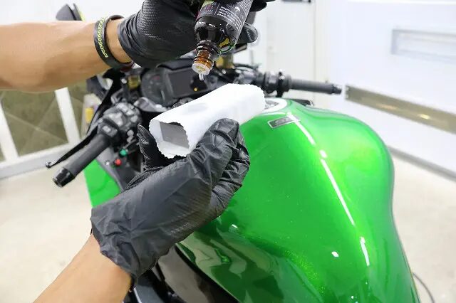 カワサキ Ninja H2SX+　スポンジにコーティング塗布