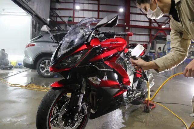 東京都大田区からお越しの新車Kawasakiニンジャ1000に驚異の被膜硬度セラミックプロ9H5層バイクコートを施工しました。