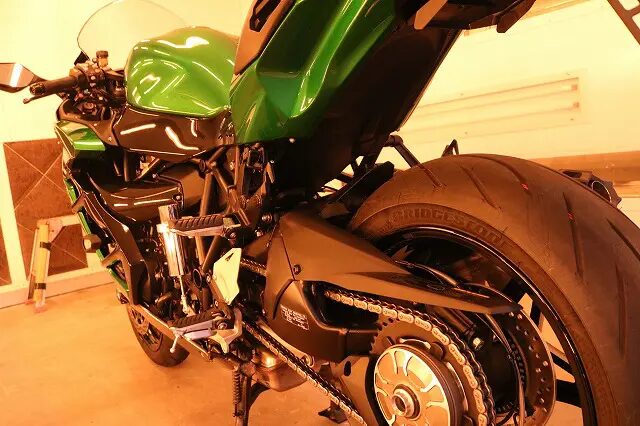 カワサキ Ninja H2SX+　遠赤外線ブースにて、左背面から全体を撮影