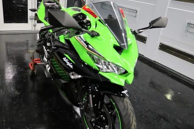 新車kawasaki ZX-25Rに最強バイクコーティングを施工