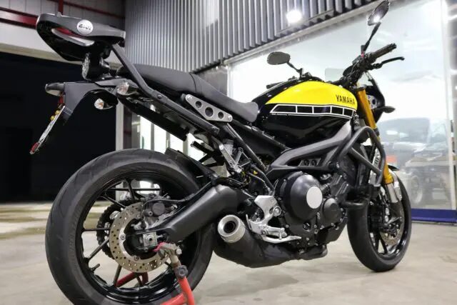 千葉県木更津市 ヤマハXSR900 バイクコーティング施工後　右側面から全体を撮影