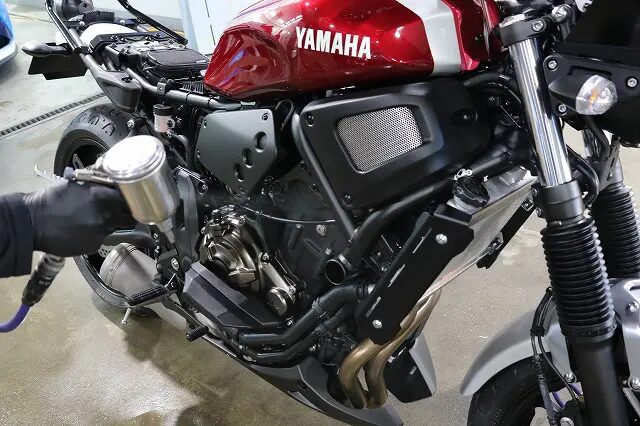 ヤマハXSR700　ガラスコーティング　足回りにスプレー施工