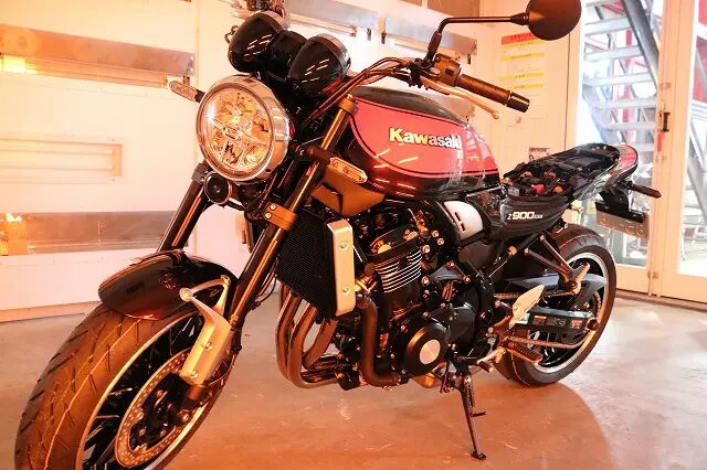 カワサキZ900RS バイクコーティング　袁世凱線ブースにて乾燥中