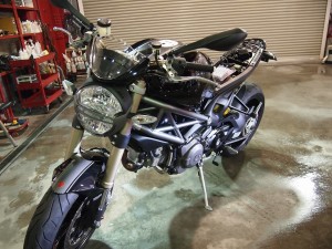 千葉県船橋市よりご来店頂きましたドゥカティ100evoにバイクコーティング「Ceramic×CR-1コーティング」を施工させて頂きました。