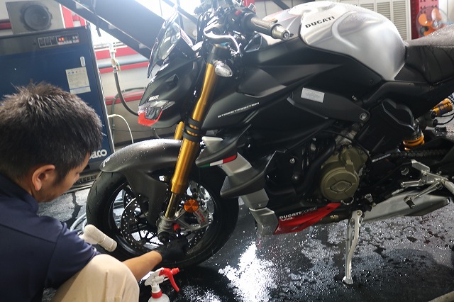 DUCATI V4 SP2　洗車中