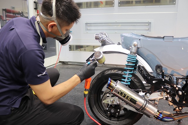 ホンダ DAX125　バイクコーティング剤吹き付け中 